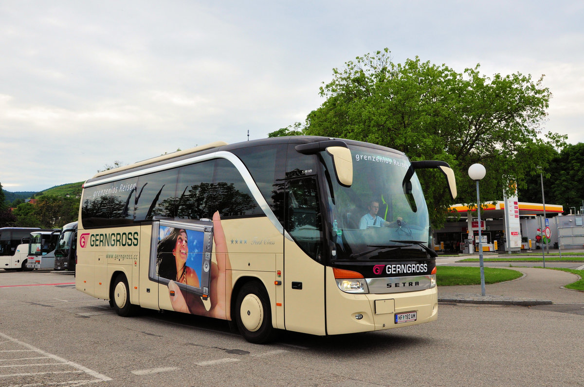 Setra 411 HD von Gerngross Reisen aus sterreich in Krems gesehen.