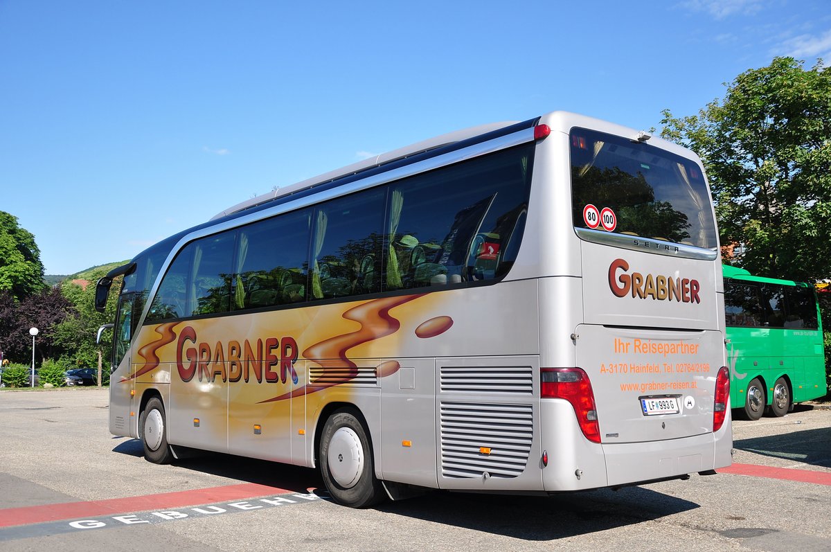 Setra 411 HD von Grabner Reisen aus Niedersterreich in Krems gesehen.