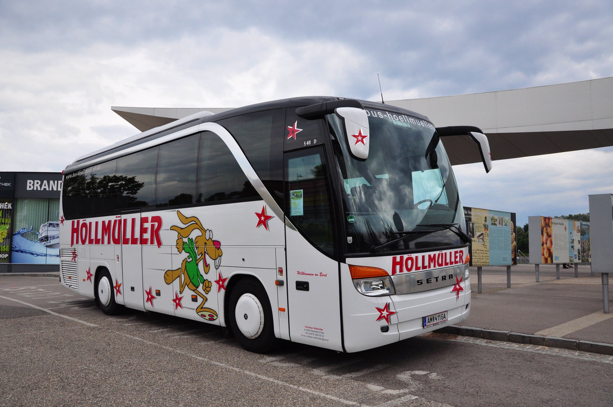 Setra 411 HD von Hllmller Reisen aus Niedersterreich in Krems gesehen.