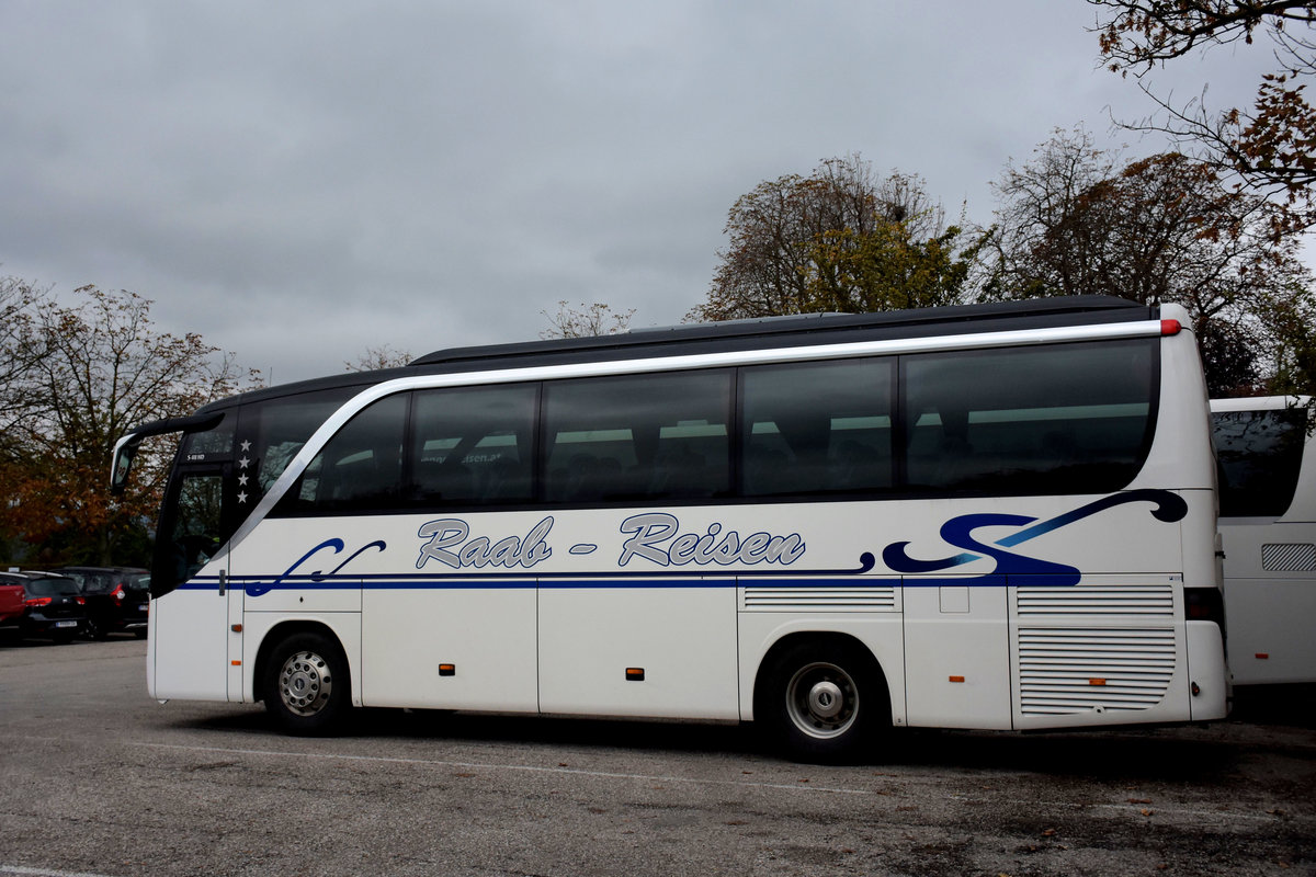 Setra 411 HD von Raab Reisen aus sterreich in Krems.