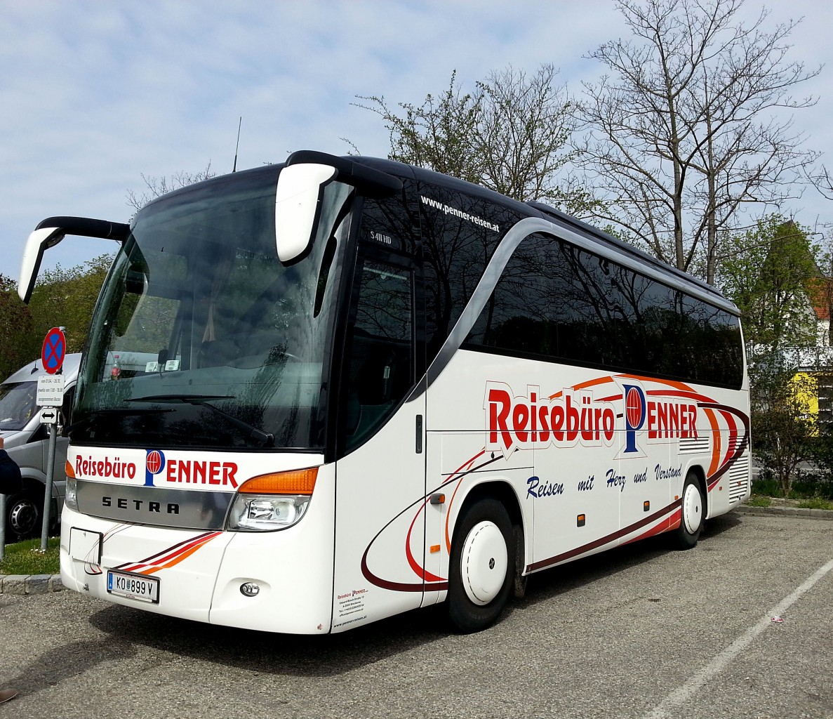 Setra 411 HD vom Reisebro Penner aus Niedersterreich am 14.4.2015 in Krems.
