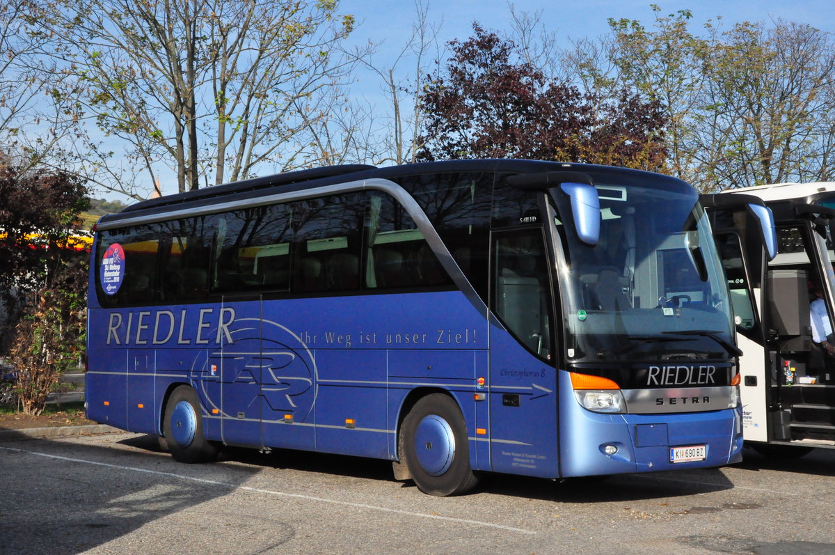 Setra 411 HD von Riedler Reisen aus sterreich in Krems gesehen.