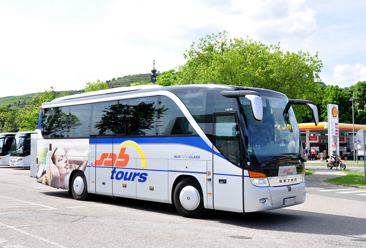 Setra 411 HD von SAB Reisen aus sterreich in Krems gesehen.