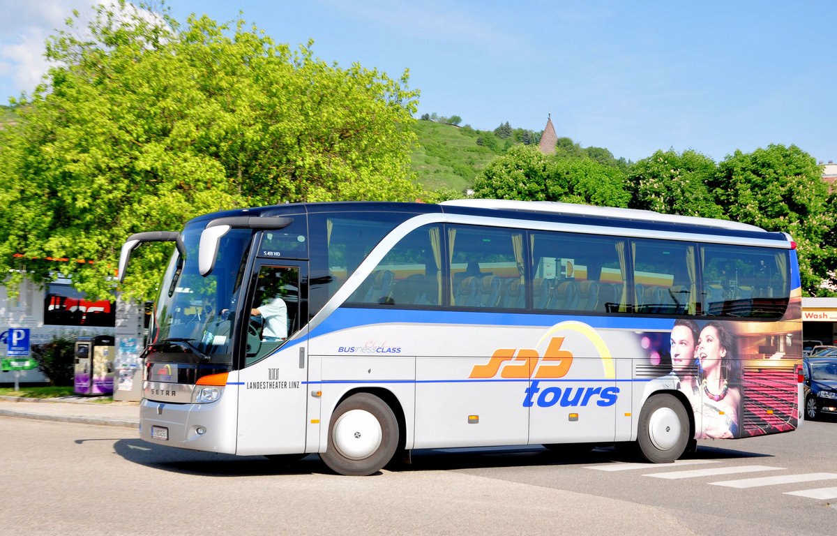 Setra 411 HD von SAB Tours aus sterreich in Krems gesehen.