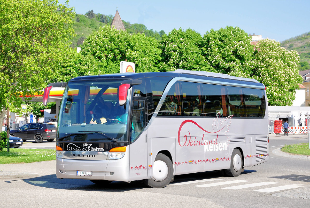 Setra 411 HD von Weinland Reisen aus sterreich in Krems gesehen.