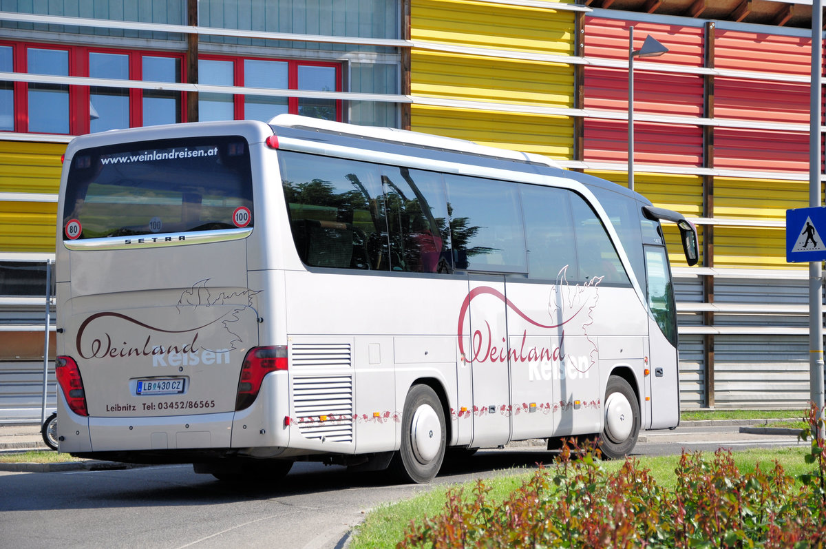 Setra 411 HD von Weinland Reisen aus sterreich in Krems gesehen.