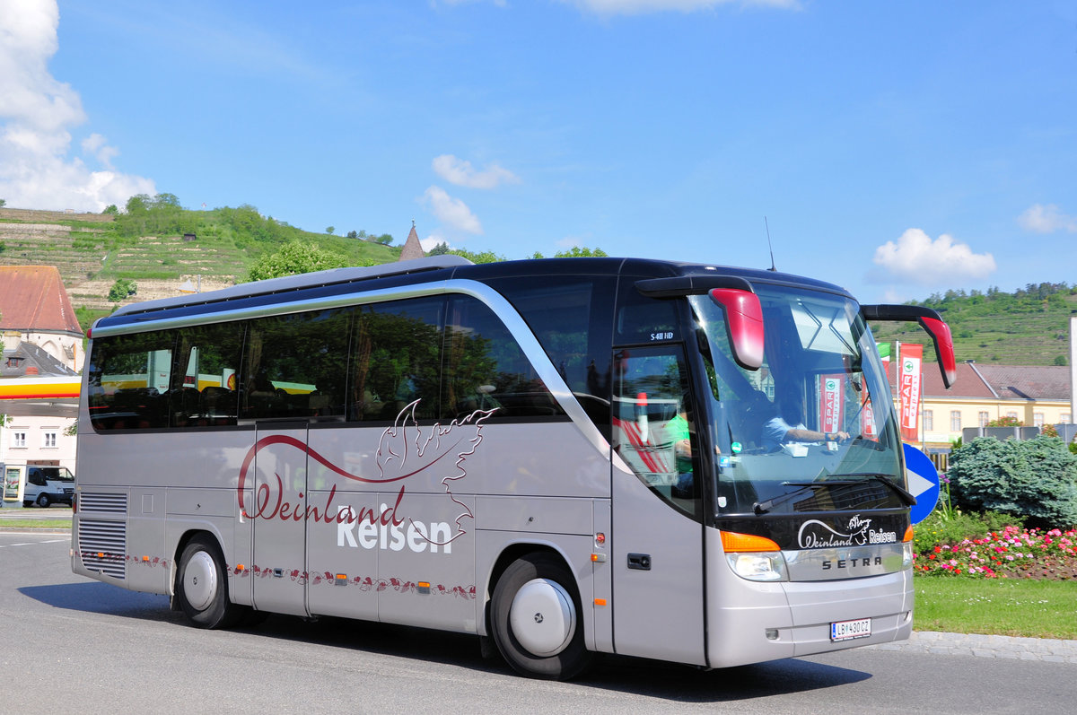 Setra 411 HD von Weinland Reisen aus sterreich in Krems gesehen.