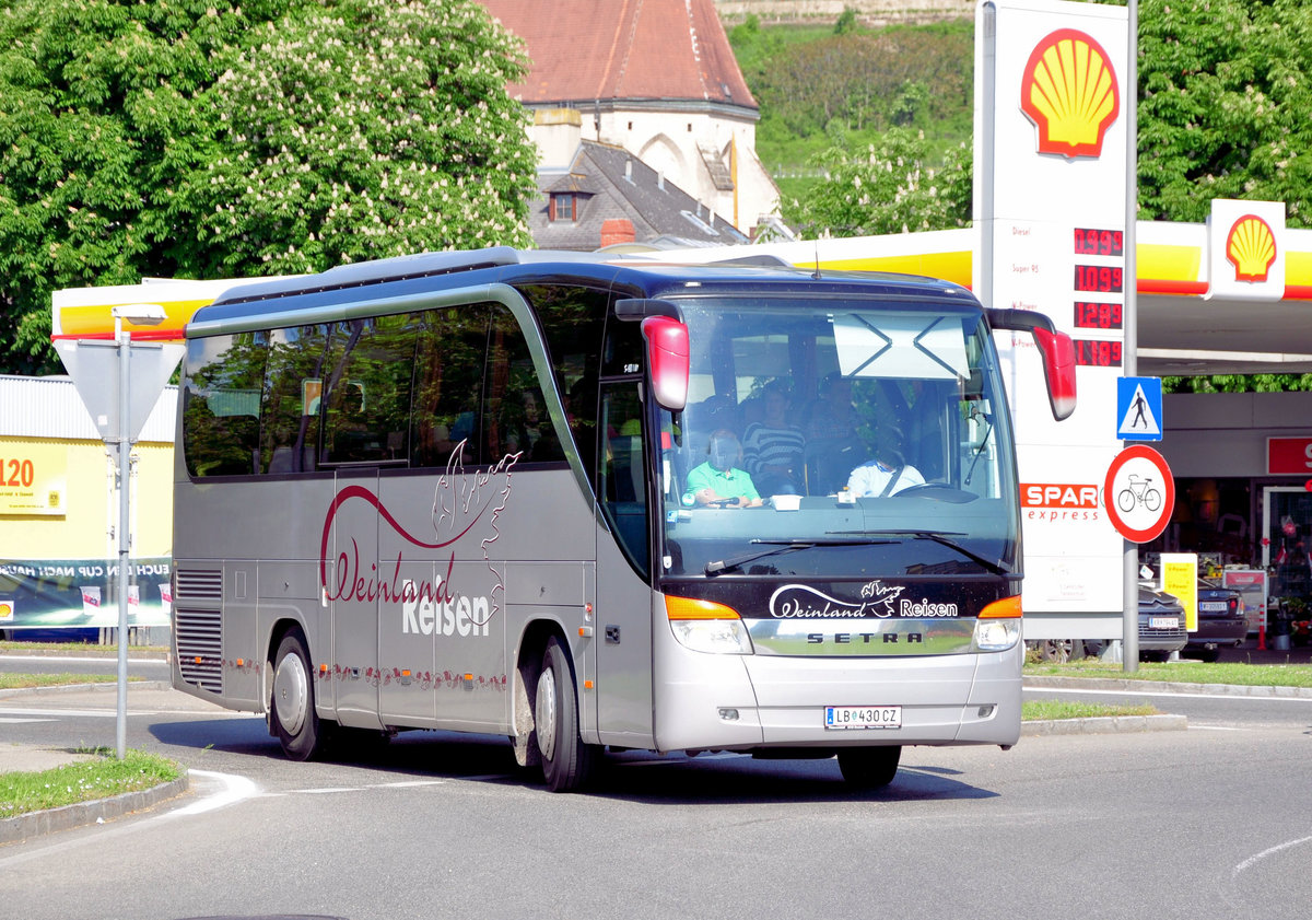 Setra 411 HD von Weinland Reisen aus sterreich in Krems gesehen.