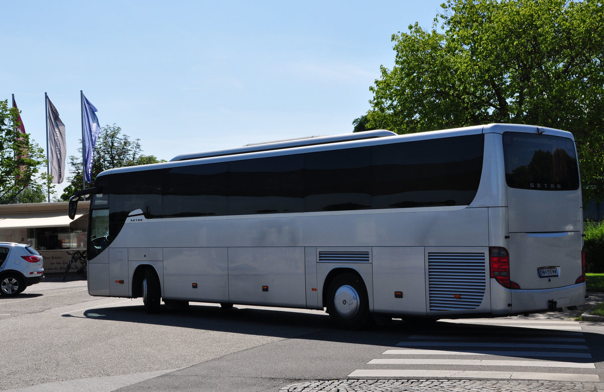 Setra 415 GT- HD aus Schwechat bei Wien in Krems gesehen.