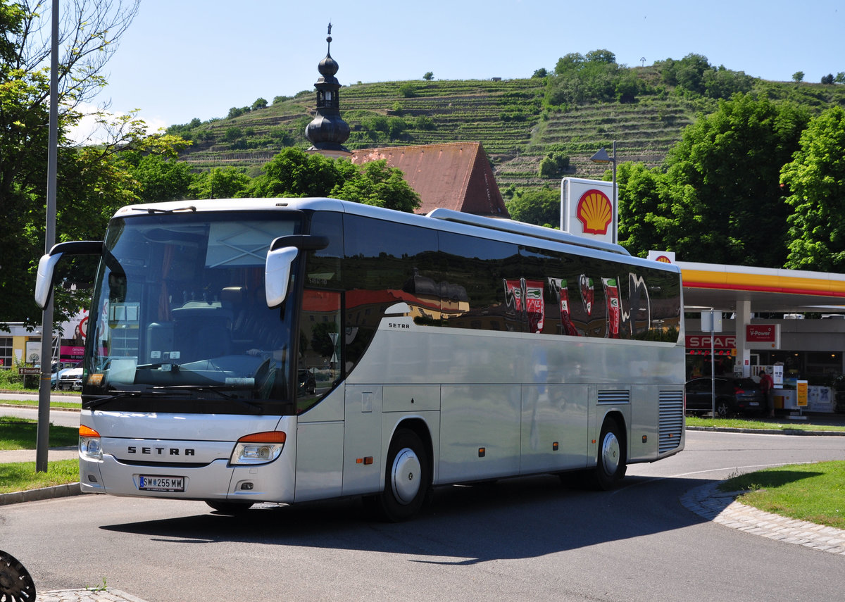 Setra 415 GT- HD aus Schwechat bei Wien in Krems gesehen.