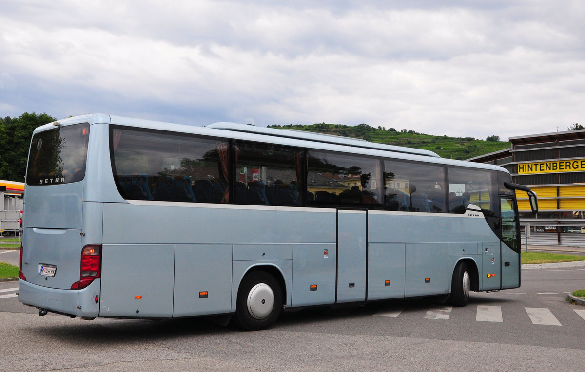 Setra 415 GT- HD aus Wien in Krems gesehen.
