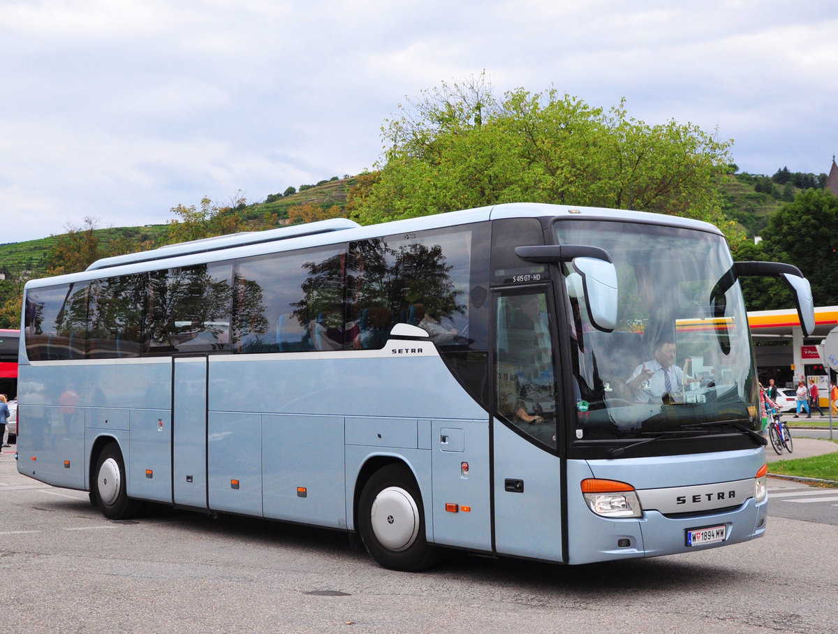 Setra 415 GT- HD aus Wien in Krems gesehen.