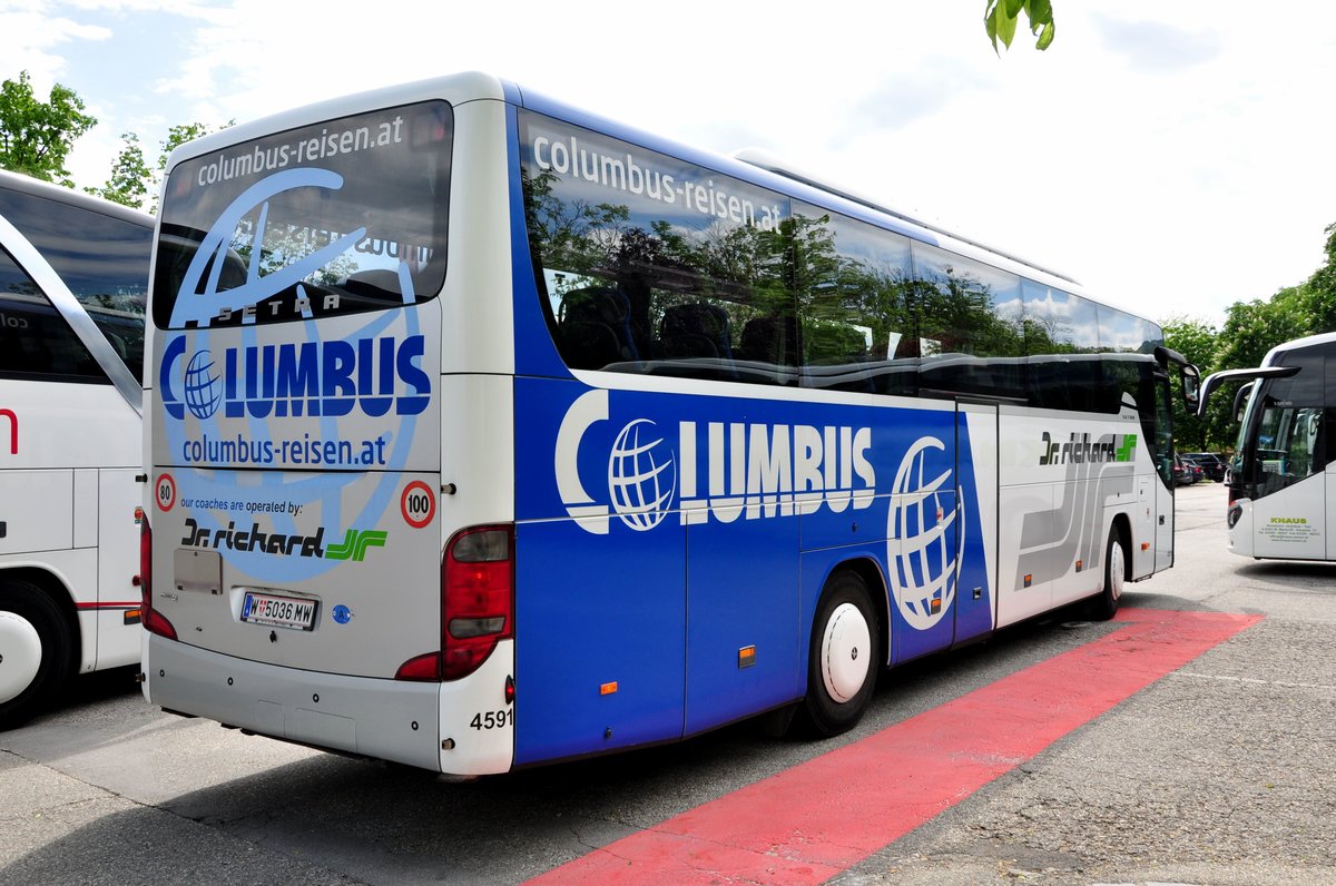 Setra 415 GT-HD von Dr. Richard Reisen aus Wien in Krems gesehen.