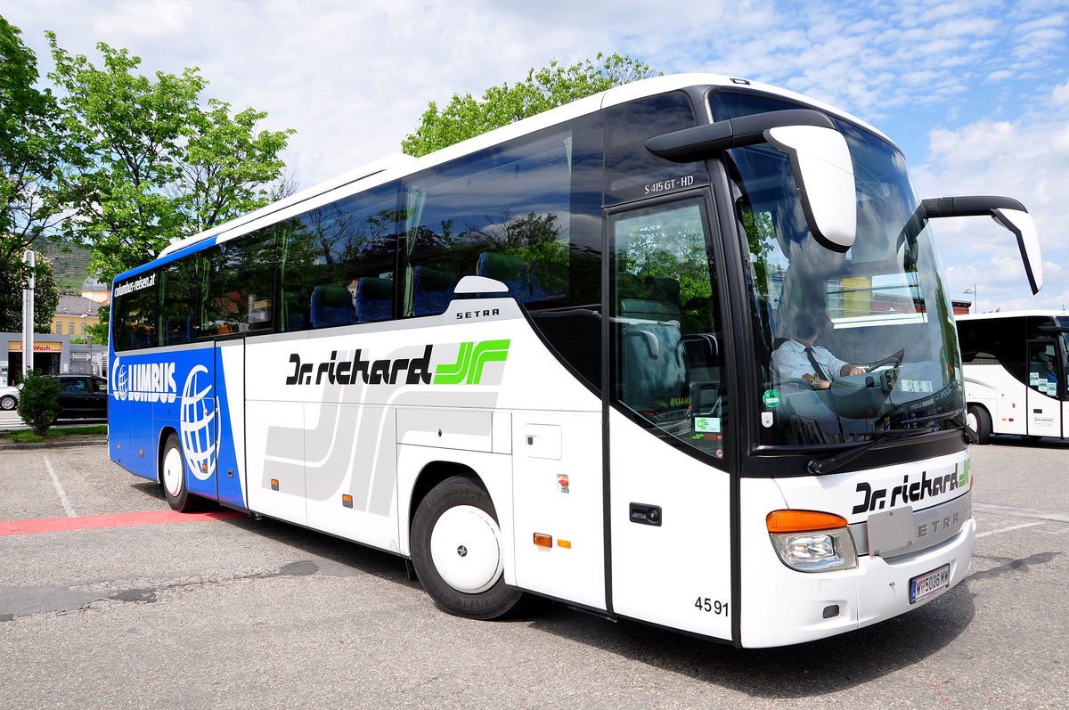 Setra 415 GT-HD von Dr. Richard Reisen aus Wien in Krems gesehen.