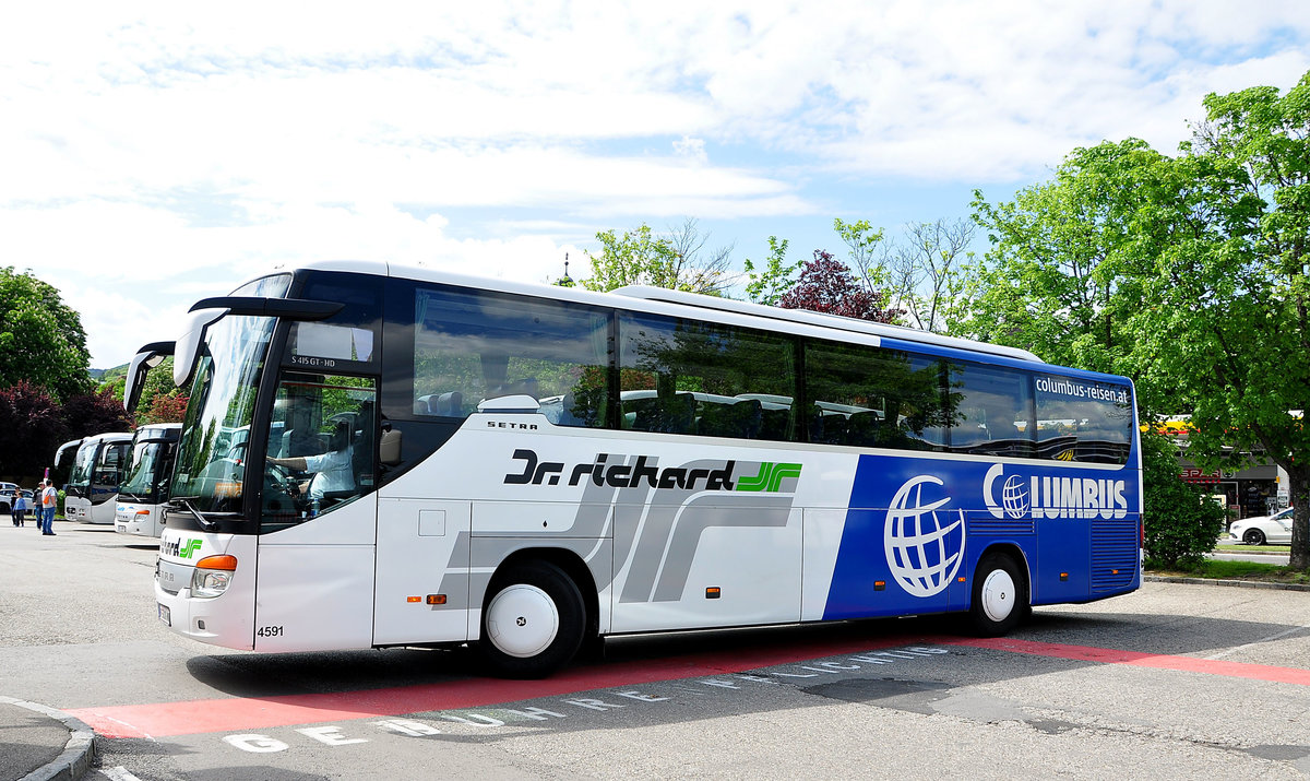 Setra 415 GT-HD von Dr. Richard Reisen aus Wien in Krems gesehen.