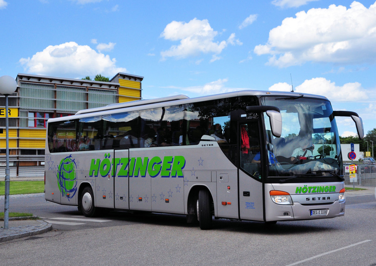 Setra 415 GT-HD von Htzinger Reisen aus der BRD in Krems.