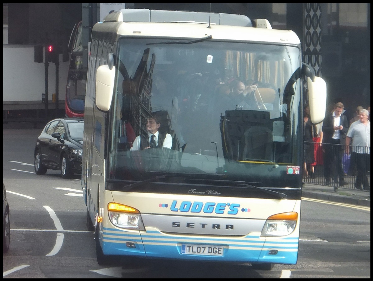 Setra 415 GT-HD von Lodge's aus England in London.