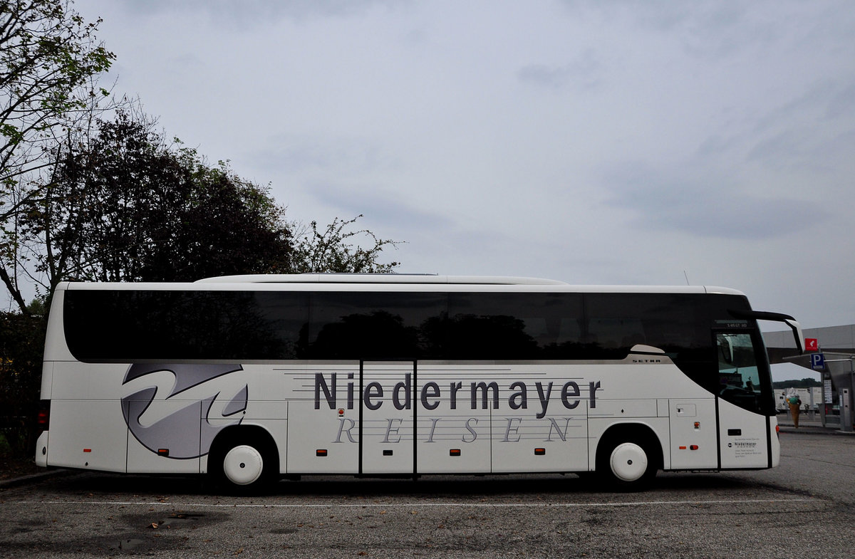 Setra 415 GT-HD von Niedermayer Reisen aus der BRD in Krems gesehen.