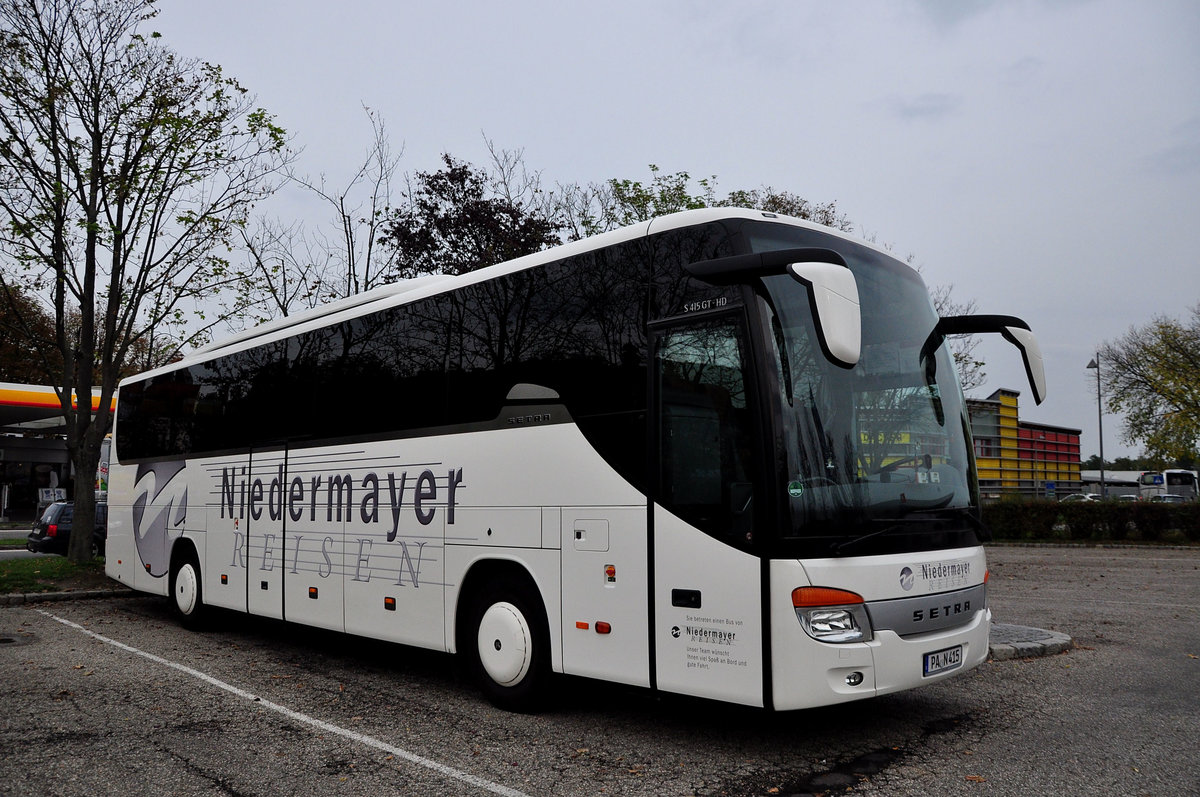 Setra 415 GT-HD von Niedermayer Reisen aus der BRD in Krems gesehen.