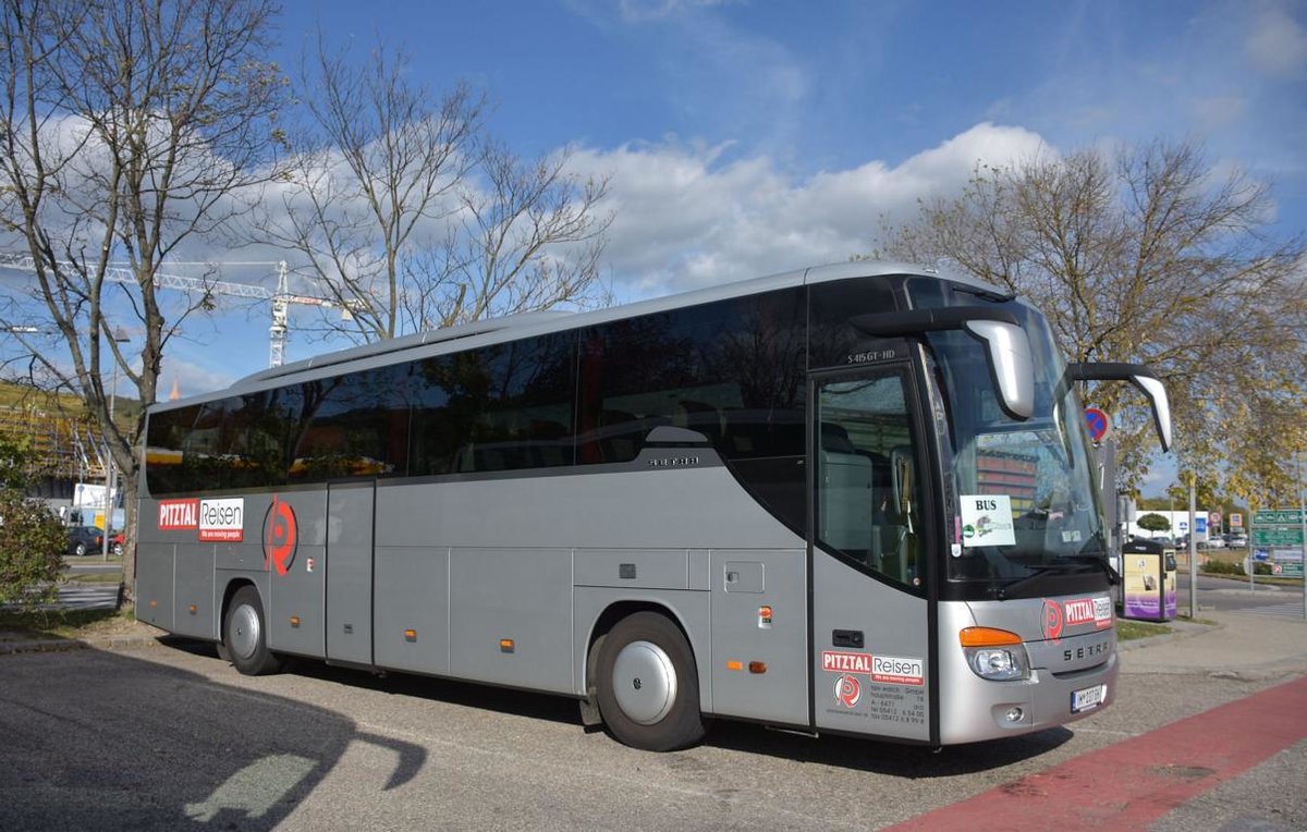 Setra 415 GT-HD von Pitztal Reisen aus sterreich 10/2017 in Krems.