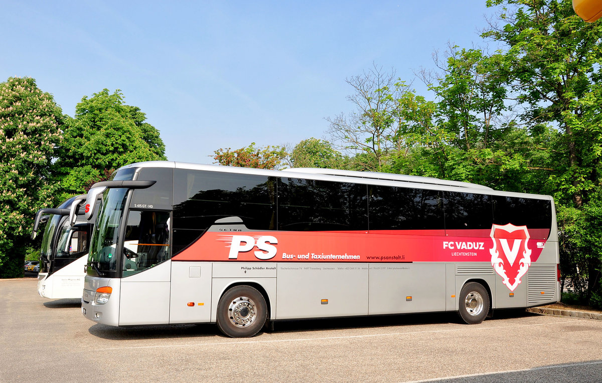 Setra 415 GT-HD von PS Reisen aus FL in Krems gesehen.