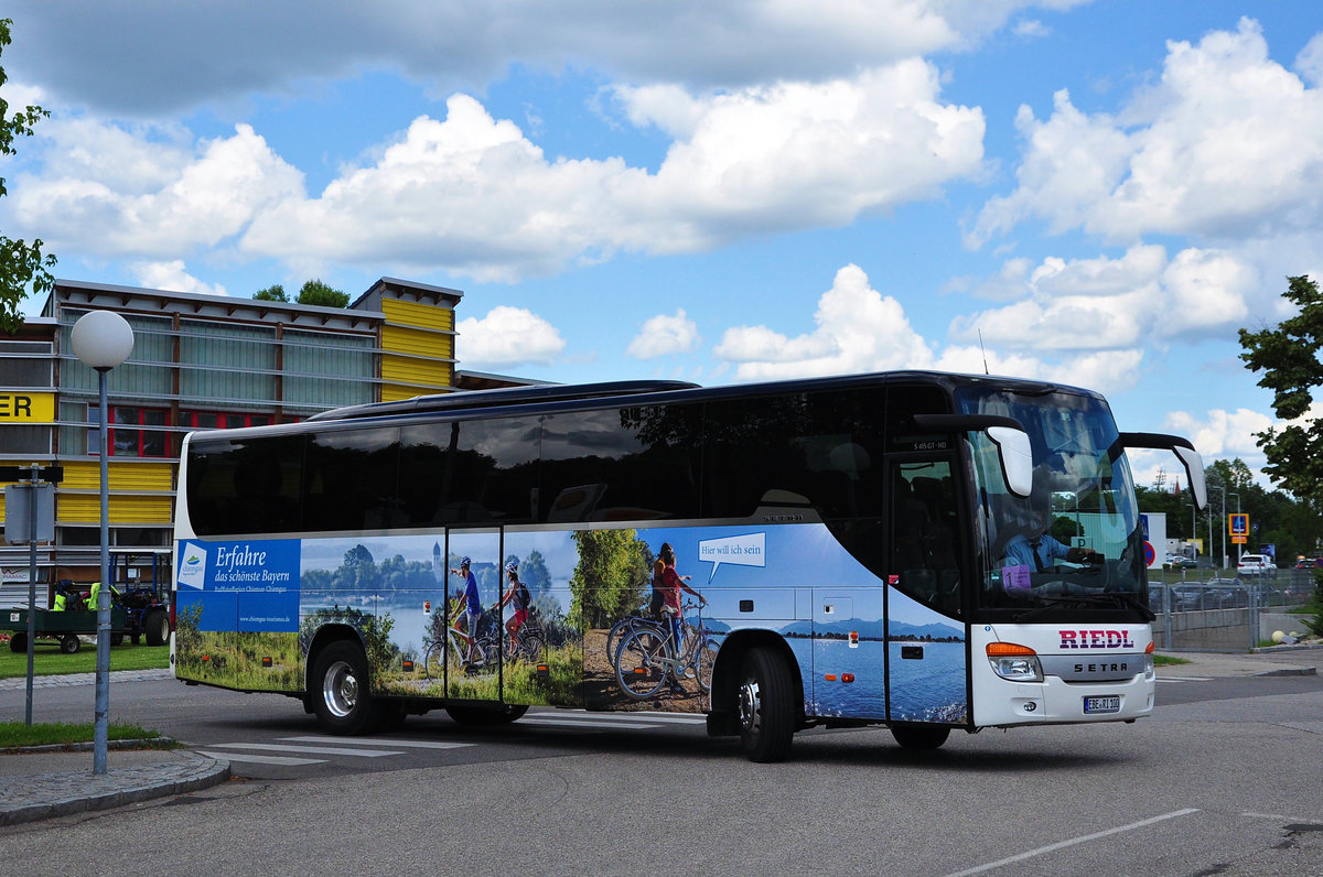 Setra 415 GT-HD von Riedl Reisen aus der BRD in Krems gesehen.