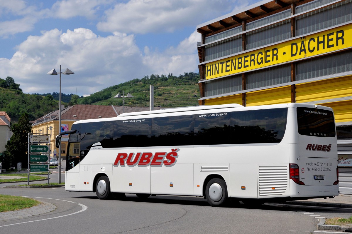 Setra 415 GT-HD von Rubes Reisen aus der CZ im Juni 2015 in Krems gesehen.