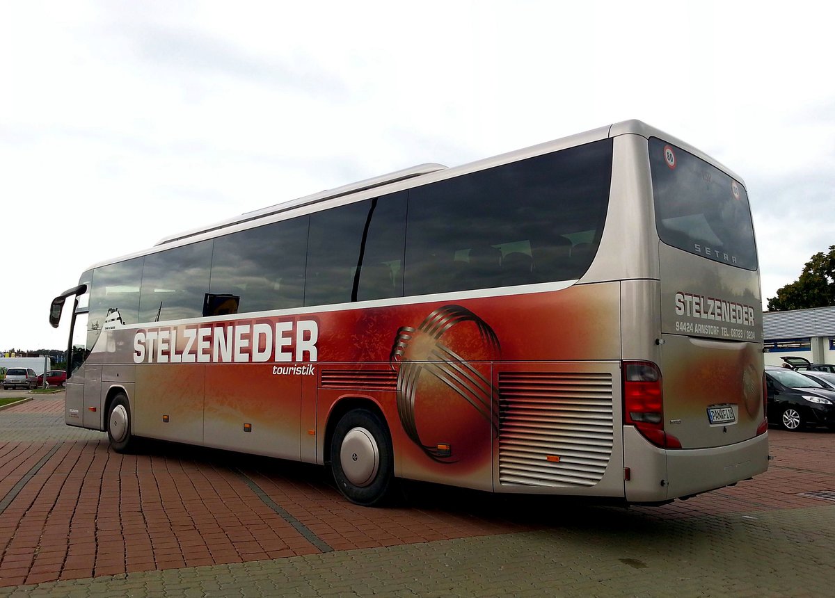 Setra 415 GT-HD von der Stelzeneder Touristik aus der BRD in Krems gesehen.