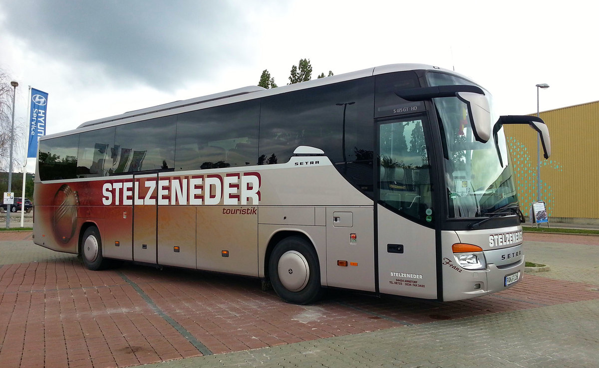 Setra 415 GT-HD von der Stelzeneder Touristik aus der BRD in Krems gesehen.