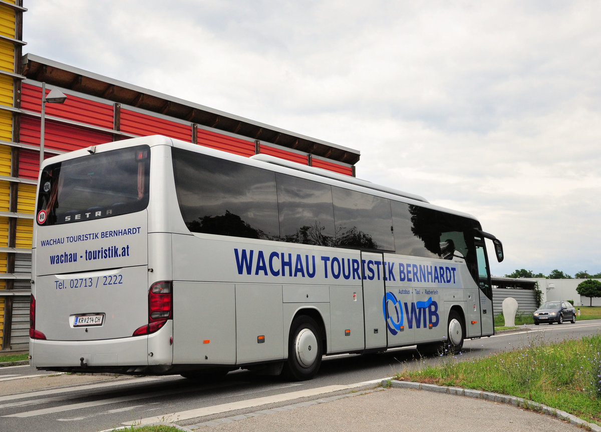 Setra 415 GT-HD von der Wachau Touristik Bernhardt (WTB) aus Niedersterreich in Krems gesehen.