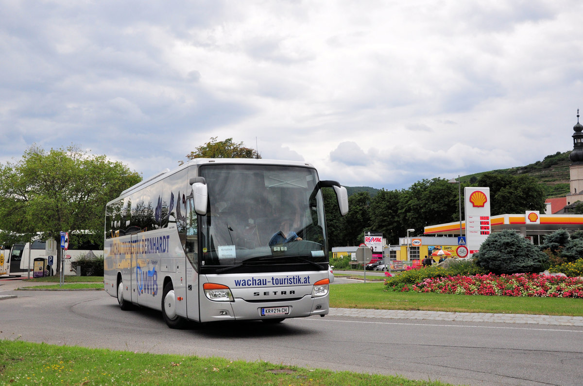 Setra 415 GT-HD von der Wachau Touristik Bernhardt (WTB) aus Niedersterreich in Krems gesehen.