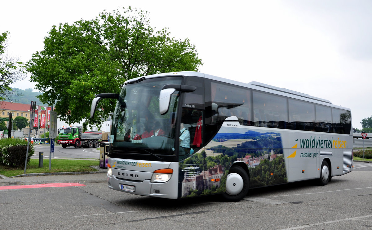 Setra 415 GT-HD von Waldviertel Reisen/Niedersterreich in Krems gesehen.