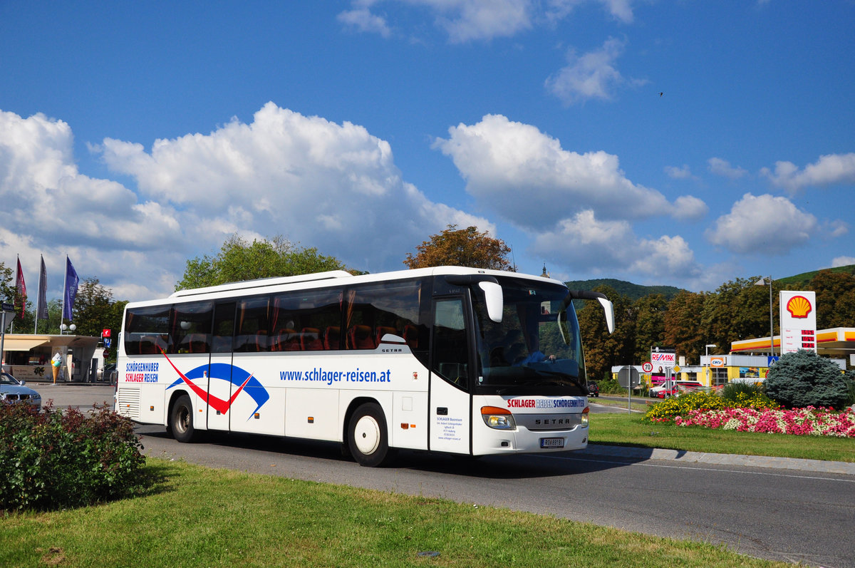 Setra 415 GT von Schlager Reisen Inh. Hubert Schrgenhuber aus sterreich in Krems gesehen.