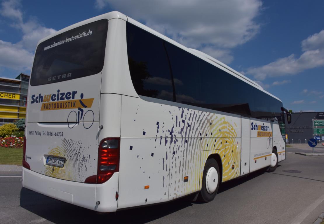 Setra 415 GT von SCHWEIZER Radtouristik aus der BRD in Krems.