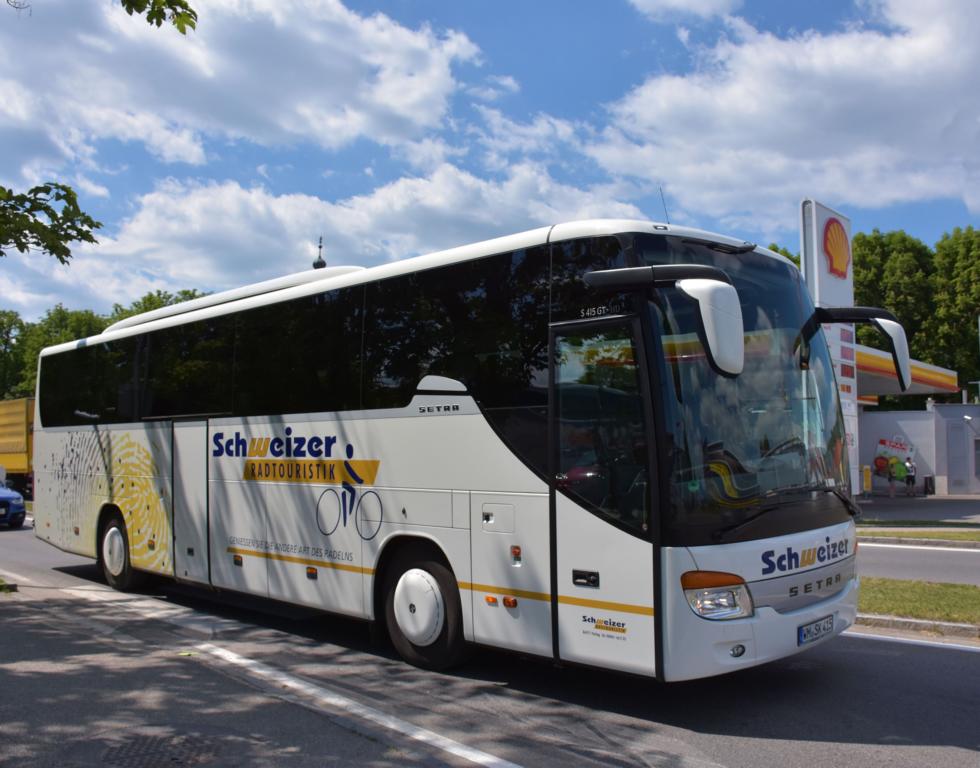 Setra 415 GT von SCHWEIZER Radtouristik aus der BRD in Krems.