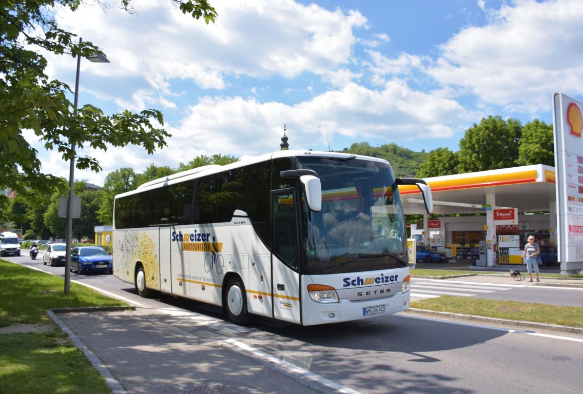 Setra 415 GT von SCHWEIZER Radtouristik aus der BRD in Krems.