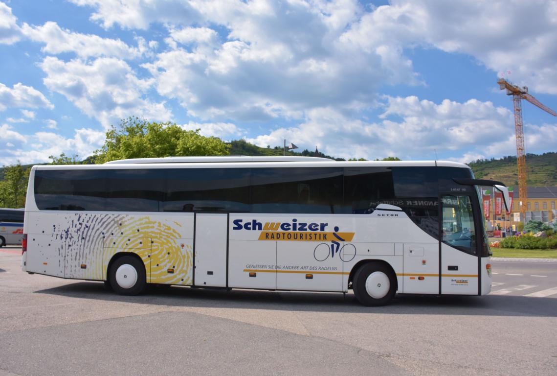 Setra 415 GT von SCHWEIZER Radtouristik aus der BRD in Krems.