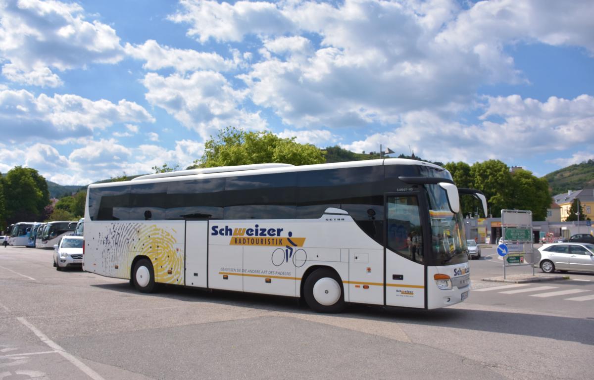 Setra 415 GT von SCHWEIZER Radtouristik aus der BRD in Krems.