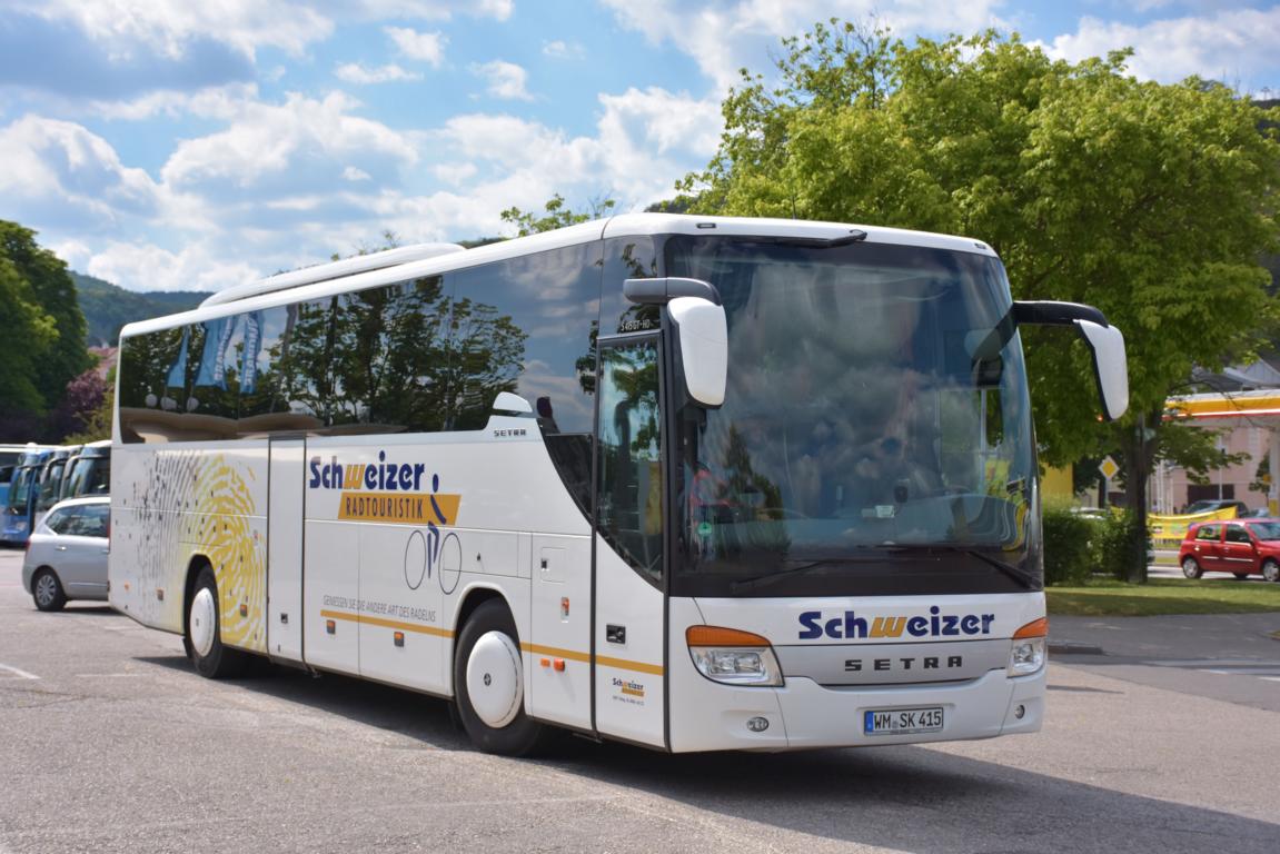 Setra 415 GT von SCHWEIZER Radtouristik aus der BRD in Krems.