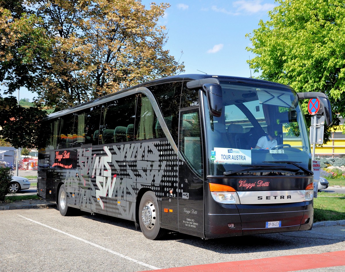 SETRA 415 HD aus Italien im August 2013 in Krems an der Donau.