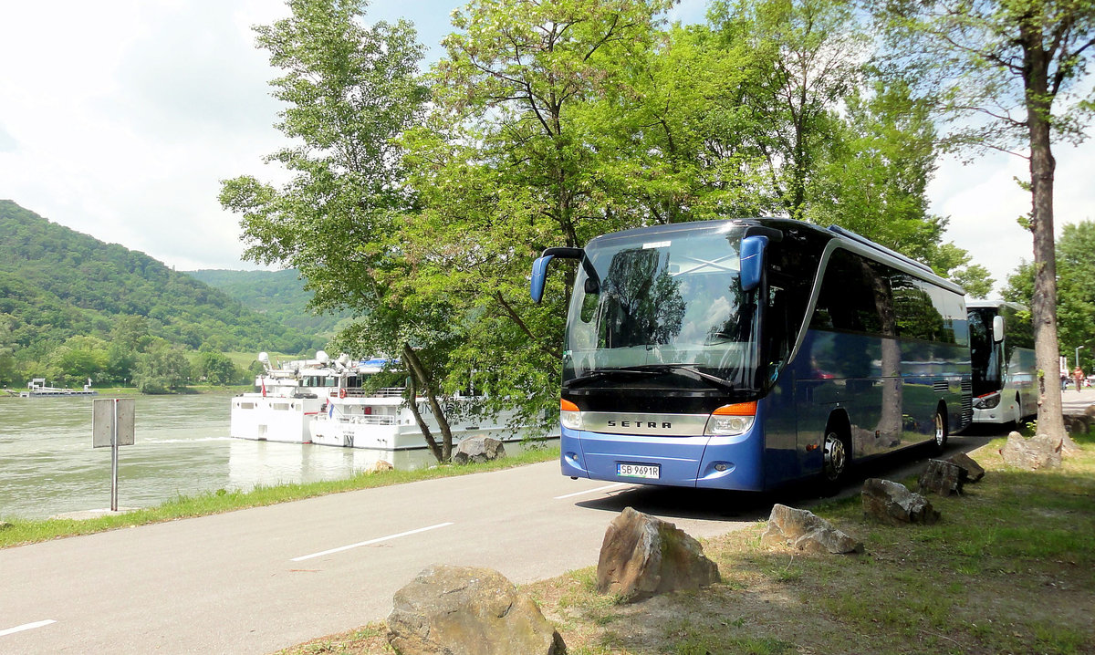 Setra 415 HD aus Polen in Drnstein bei Krems gesehen.