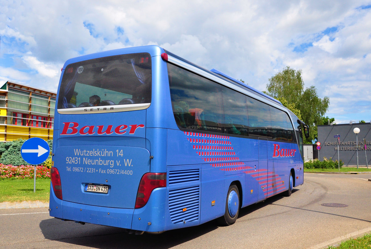 Setra 415 HD von Bauer Reisen aus der BRD in Krems unterwegs.