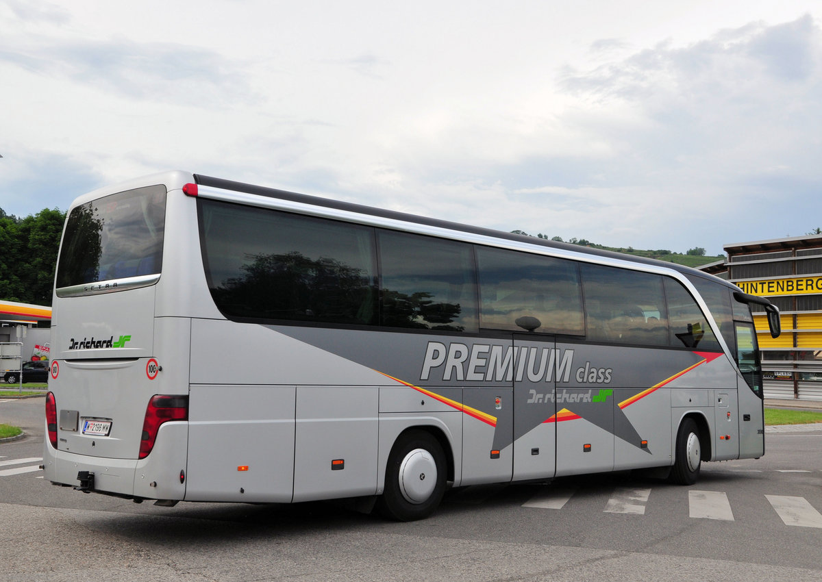 Setra 415 HD von Dr. Richard aus Wien in Krems gesehen.