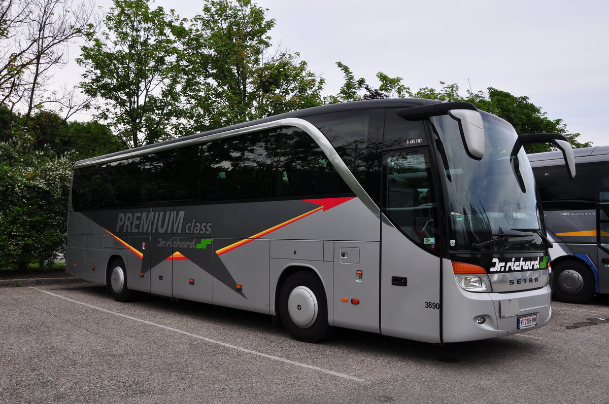 Setra 415 HD von Dr. Richard aus Wien in Krems gesehen.