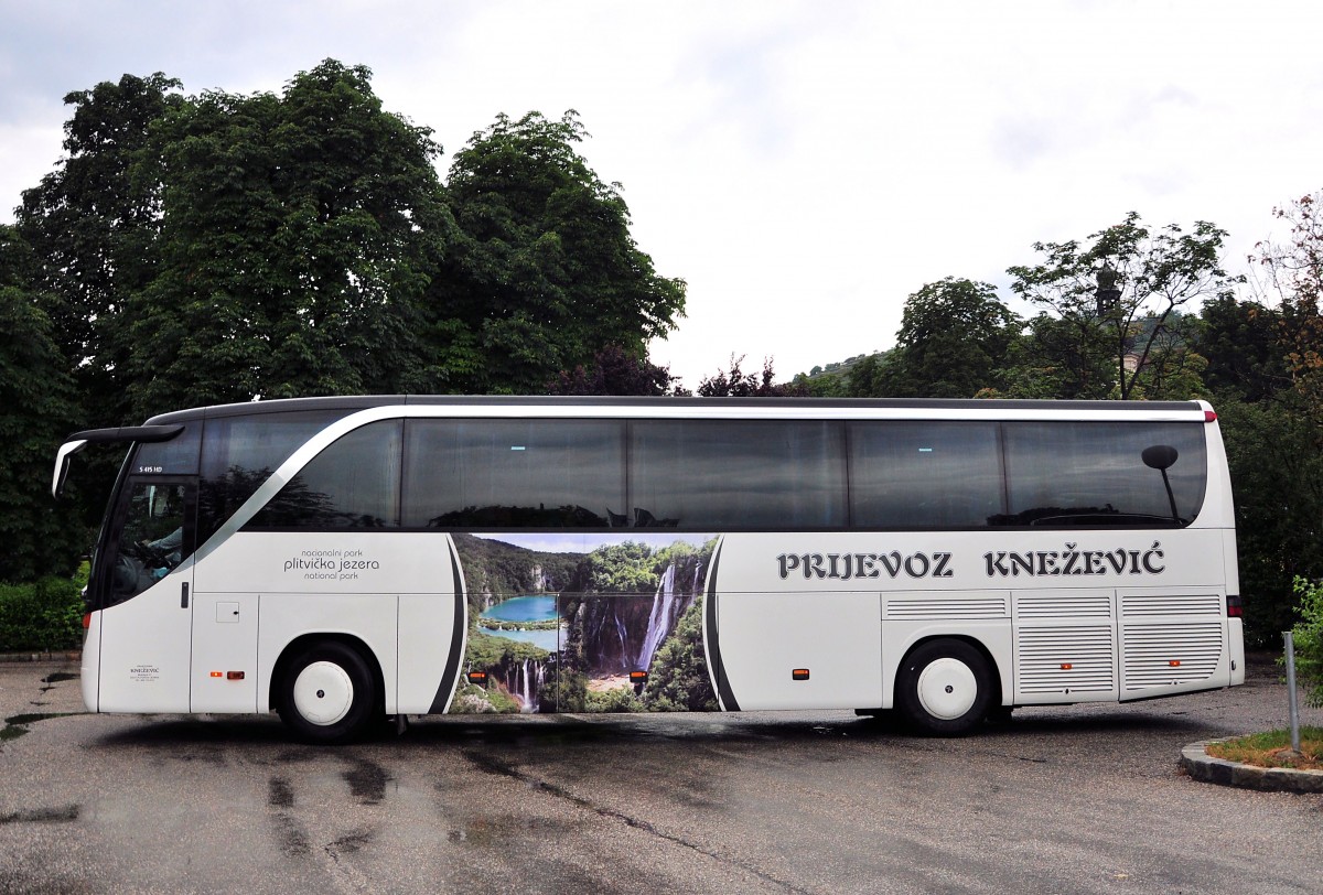 Setra 415 HD von Knezevic aus Kroatien im Juni 2015 in Krems.