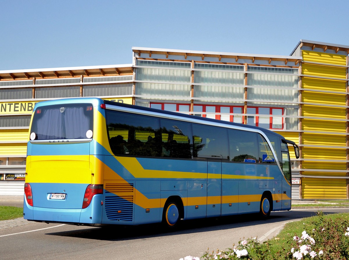 SETRA 415 HD vom Niedersterreichischem Landes-Reisebro im September 2013 in Krems unterwegs.