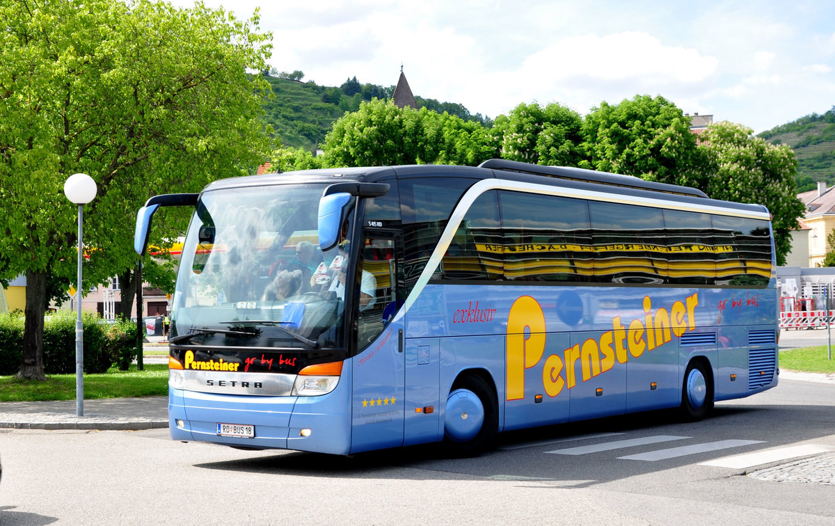 Setra 415 HD von Pernsteiner Reisen aus sterreich in Krems gesehen.