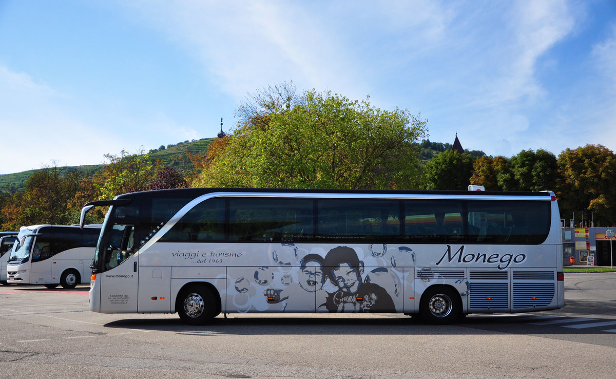 Setra 415 HD von S.Guistina aus Italien in Krems gesehen.