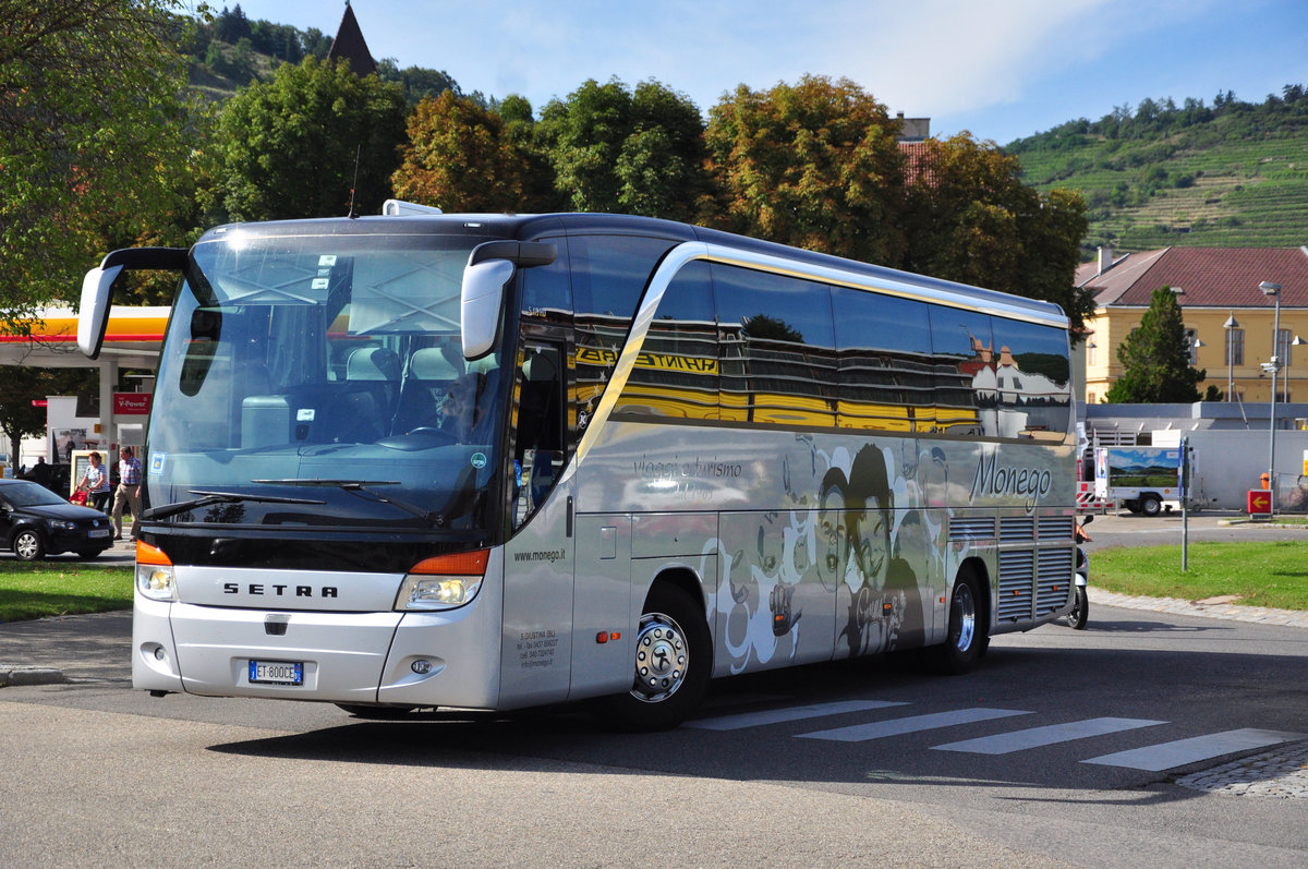 Setra 415 HD von S.Guistina aus Italien in Krems gesehen.