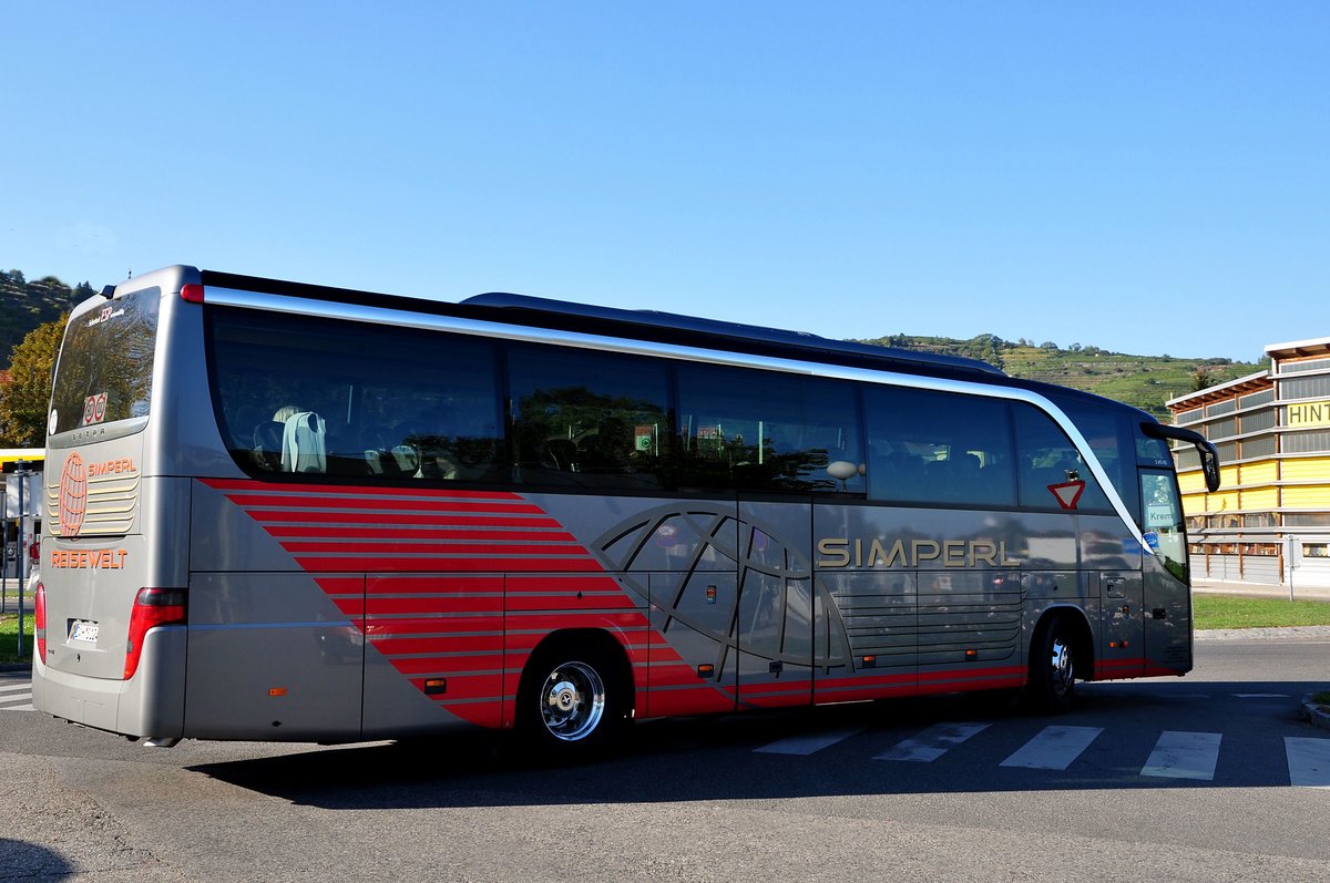 Setra 415 HD von Simperl Reisen aus der BRD in Krems.